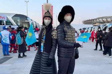 Фотография к новости: Церемония открытия ОИ-2022: знаменосцы Казахстана предстали в исторических образах