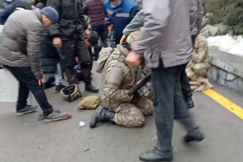 Фотография к новости: В Сети появились кадры жестокого избиения силовиков во время январских событий