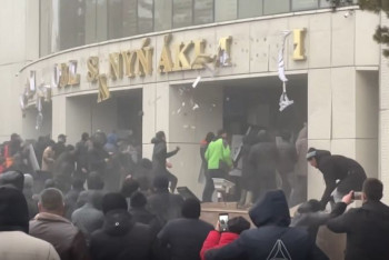 Фотография к новости: Появилось новое видео мародерства и нападений на спецтехнику во время январских беспорядков