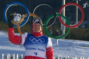 Фотография к новости: Российский олимпиец сломал пьедестал во время награждения