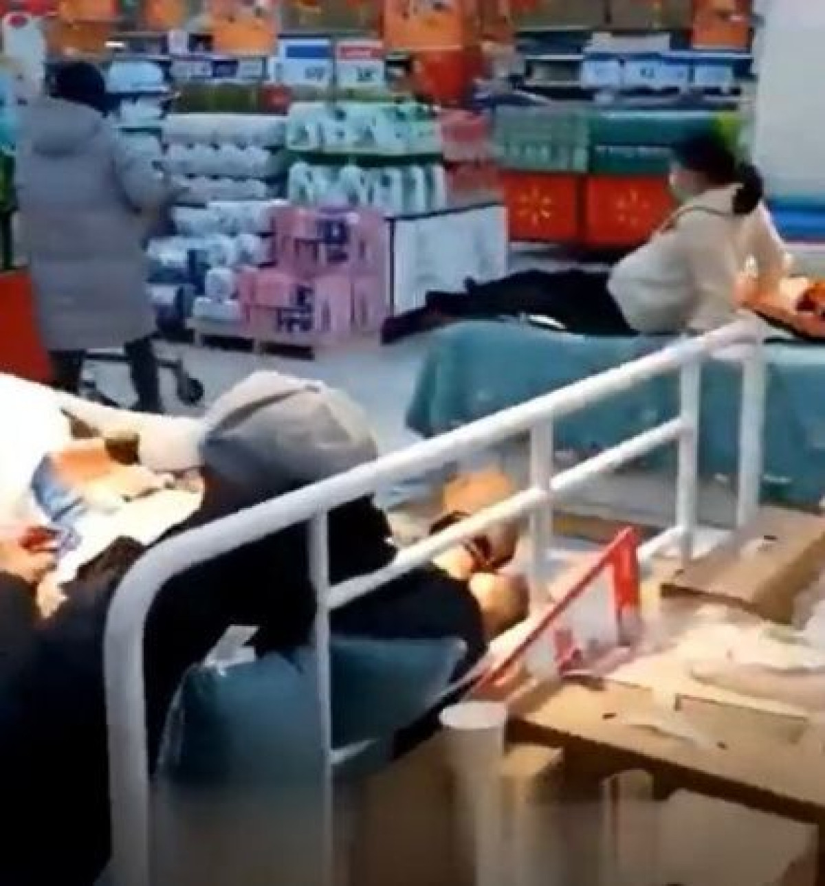 Посетителей супермаркета закрыли на карантин прямо в магазине в Китае