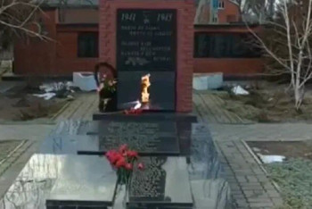 Фотография к новости: Видео с Вечным огнем установили на воинском мемориале в российском селе