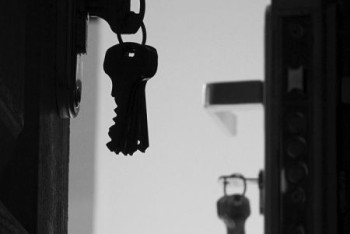 Фотография к новости: Посетительницу средь бела дня заперли в туалете столичного Ботанического сада