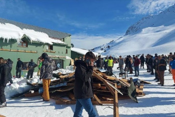 Фотография к новости: Крыша рухнула на отдыхающих на горнолыжном курорте в Анталье