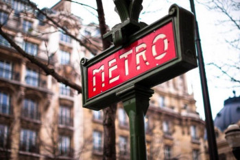 Фотография к новости: Коробка с "вирусами" стала причиной эвакуации пассажиров метро в Париже