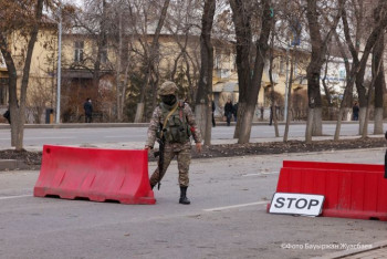 Фотография к новости: Как выводили пострадавшего во время митингов замакима Алматинской области – видео в соцсетях