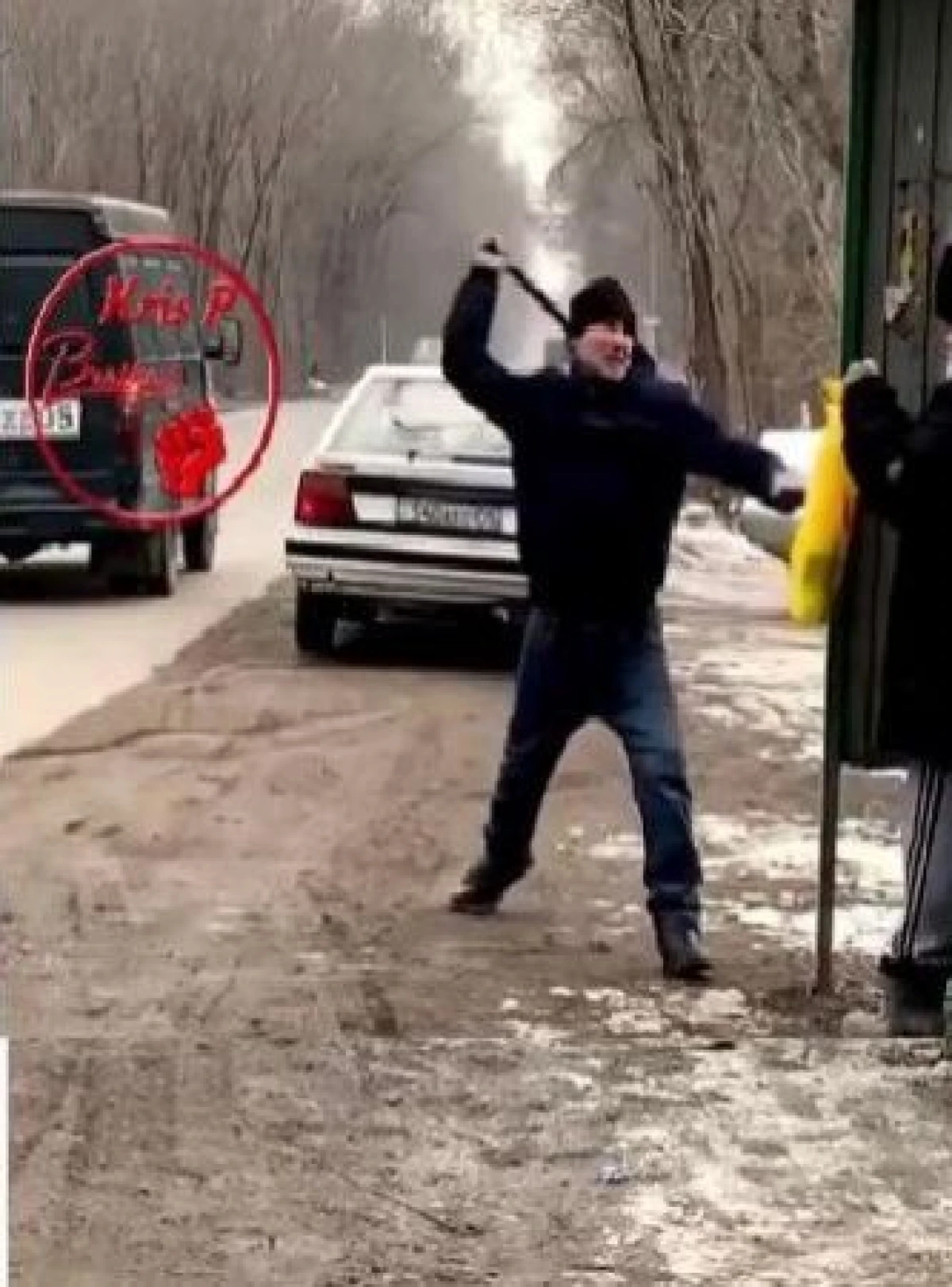 Мужчина избил дубинкой дедушку на остановке в Алматы