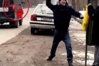 Фотография к новости: Мужчина избил дубинкой дедушку на остановке в Алматы