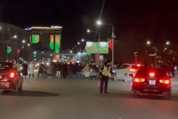 Фотография к новости: Многодетные матери перекрыли дорогу в Актау с требованием приватизации арендного жилья
