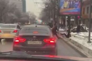 "Кинули девушку в арык": возмутившее алматинцев видео прокомментировали в полиции