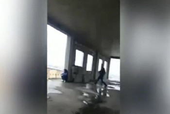 Фотография к новости: В Шымкенте девушка пыталась спрыгнуть с недостроенной высотки