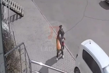 Фотография к новости: Женщина перепутала переключения коробки передач авто и сбила пятилетнего ребёнка в Актау