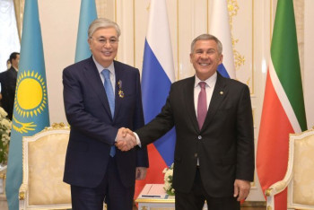 Фотография к новости: Минниханов наградил Токаева орденом "Дуслык"