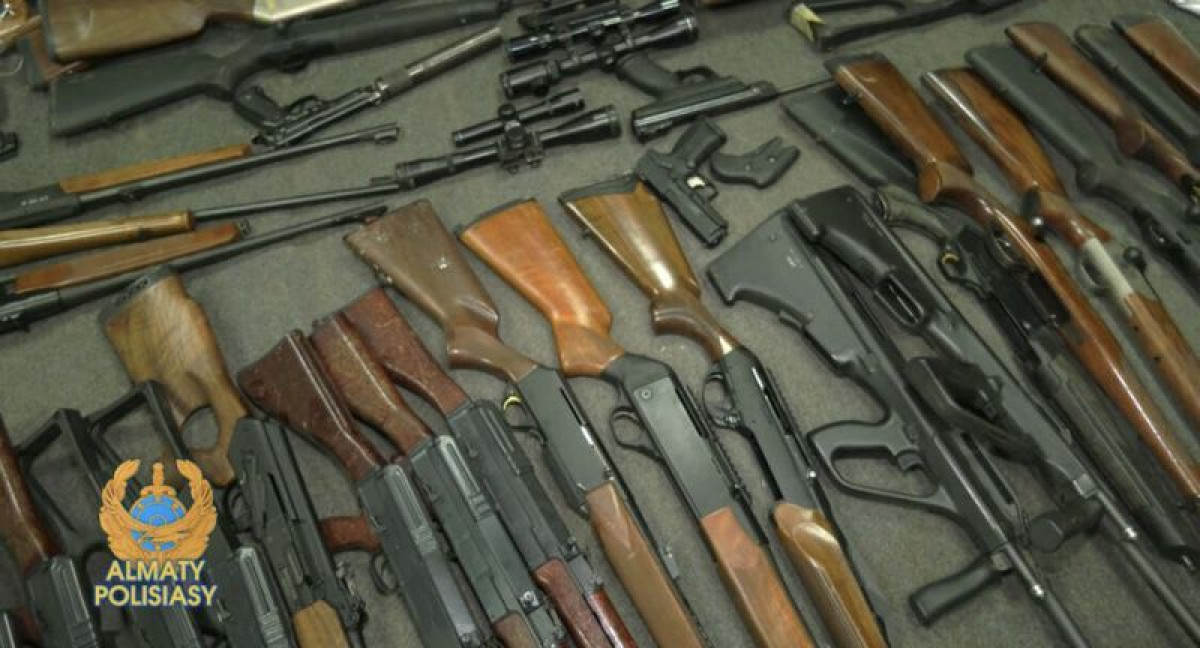 Использованное в массовых беспорядках изъятое оружие показала полиция Алматы