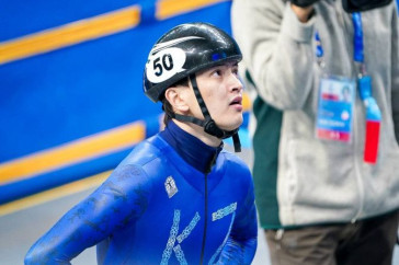 Фотография к новости: Знаменосец сборной Казахстана стал четвёртым на Олимпийских играх-2022