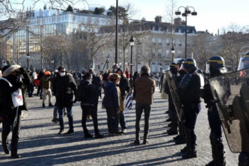Фотография к новости: Полиция Парижа взяла под стражу 81 участника акции против антиковидных мер