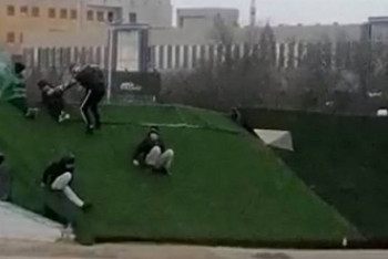 Фотография к новости: Дети в Актау продолжают использовать "Цветочное поле" за 15 миллионов тенге в качестве горки