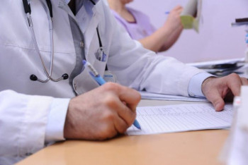 Врач назвал девять симптомов, которые могут сигнализировать о раке