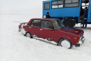 Фотография к новости: Семью с ребёнком спасли из снежного заноса в Атырауской области