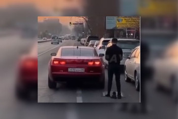 Фотография к новости: Мужчина читал намаз посреди улицы в Алматы