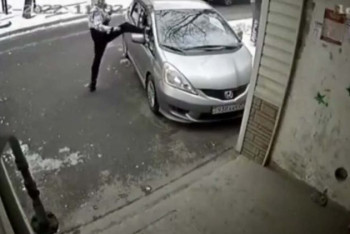 Фотография к новости: Мужчина ногами выбивал стекла машин в Алматы