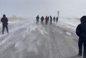 Фотография к новости: Идущих пешком в Караганду в метель вахтовиков обсуждают в соцсети