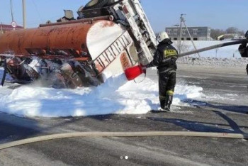 Фотография к новости: Две тонны бензина разлилось на дороге в Караганде