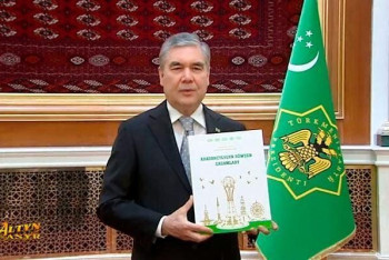 Фотография к новости: Гурбангулы Бердымухамедов подарил туркменам пособие по процветанию страны