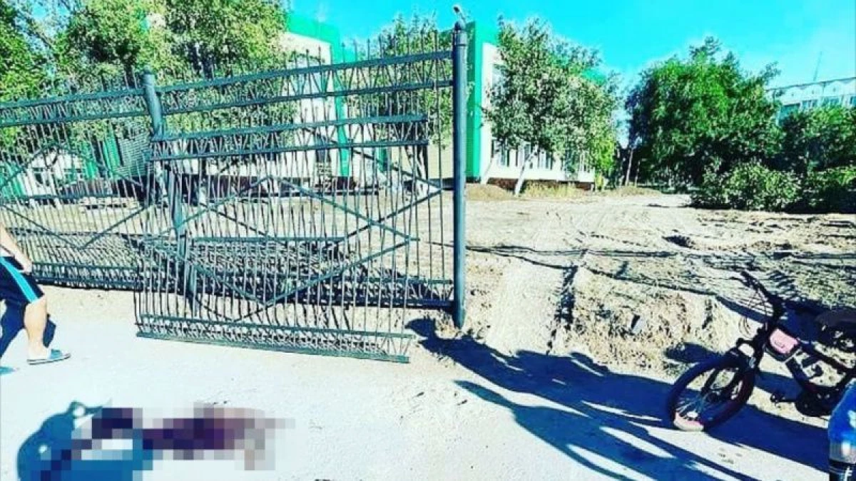 Забор упал на ребенка в Темиртау: от ответственности ушли все подрядчики