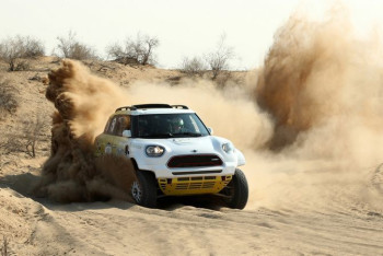 Фотография к новости: Президент Туркменистана устроил скоростной заезд по пустыне Каракум в форме гонщика