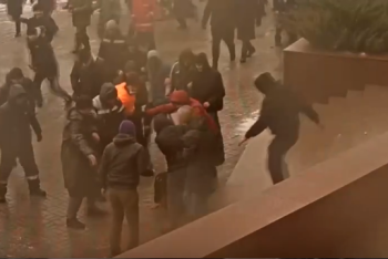 Фотография к новости: Видео избиения полицейских участниками беспорядков опубликовал МВД