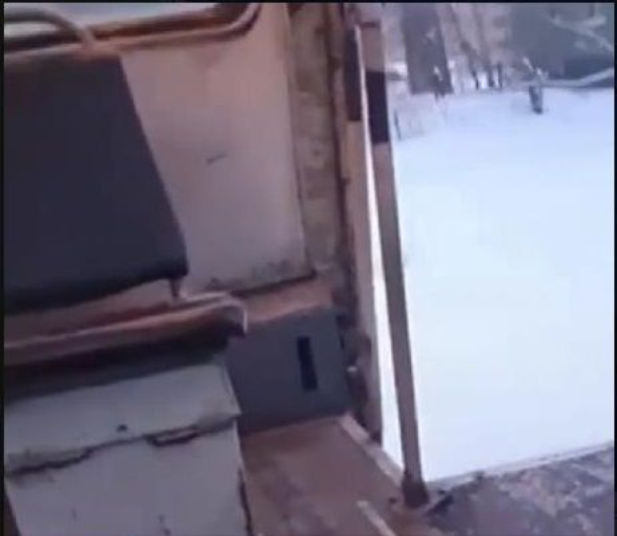 Трамвай без дверей разъезжает по улицам Усть-Каменогорска