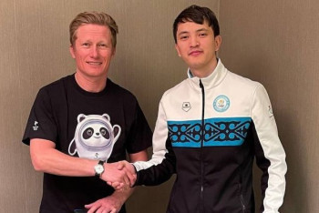 Александр Винокуров сделал подарок олимпийцу Абзалу Ажгалиеву