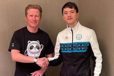 Фотография к новости: Александр Винокуров сделал подарок олимпийцу Абзалу Ажгалиеву