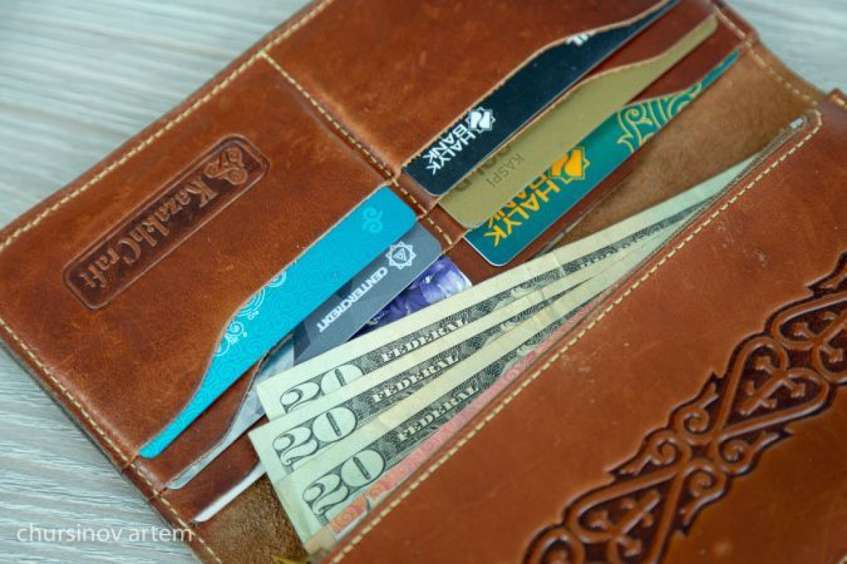 Тенге укрепился по отношению к доллару