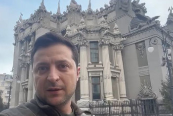 Фотография к новости: "Никакое оружие мы не сложим" – Зеленский записал обращение на фоне дома с химерами