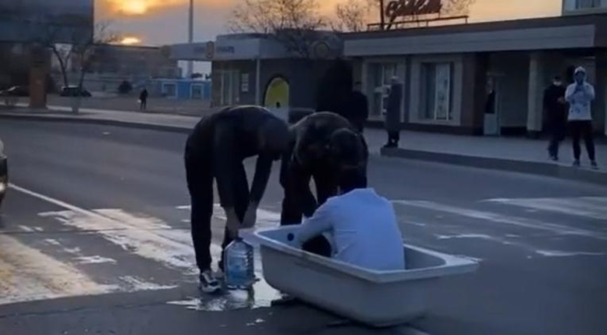 Купание в ванне устроили молодые люди в центре Актау