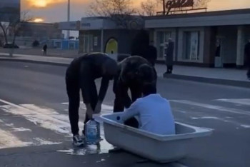 Фотография к новости: Купание в ванне устроили молодые люди в центре Актау