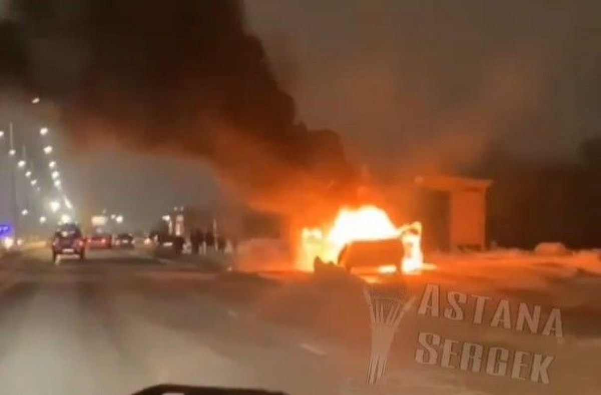 Иномарка загорелась на шоссе в Нур-Султане