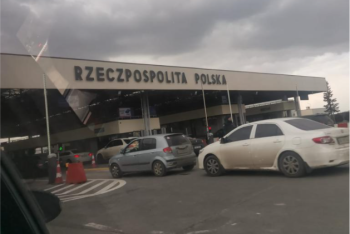 Фотография к новости: Четыре автобуса с казахстанцами стоят в пробке у границы Украины с Польшей