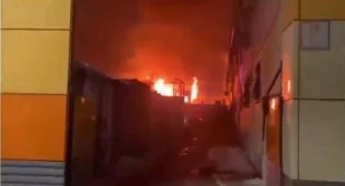 Три кафе сгорели на рынке в Караганде