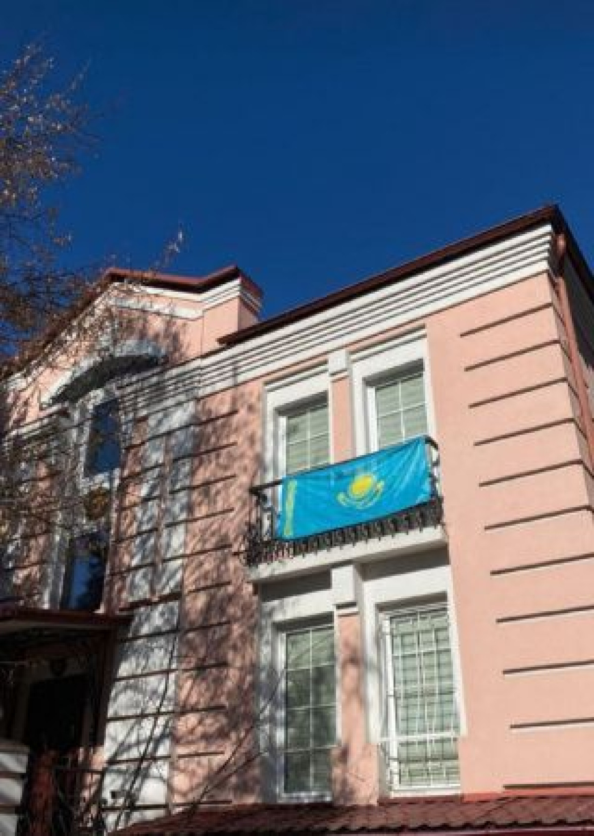 Посольство в Киеве организовало выезд 34 казахстанцев до Польши