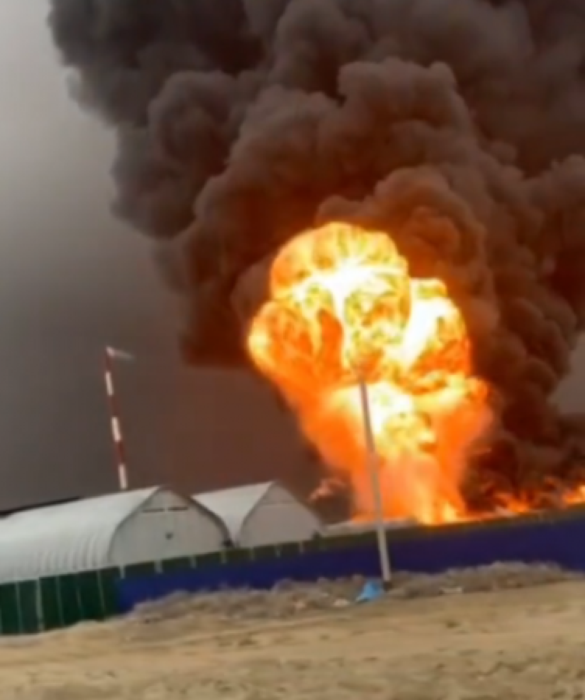 Крупный пожар произошёл в вахтовом поселке Тенгиз