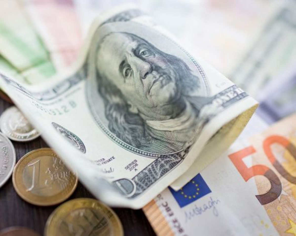 Путин запретил вывозить из России более 10 тысяч долларов наличными