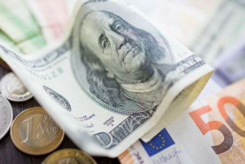 Фотография к новости: Путин запретил вывозить из России более 10 тысяч долларов наличными