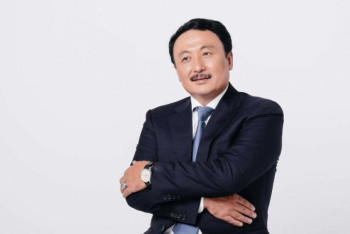 Фотография к новости: Айтыскер Аманжол Алтай получил мандат мажилисмена партии AMANAT