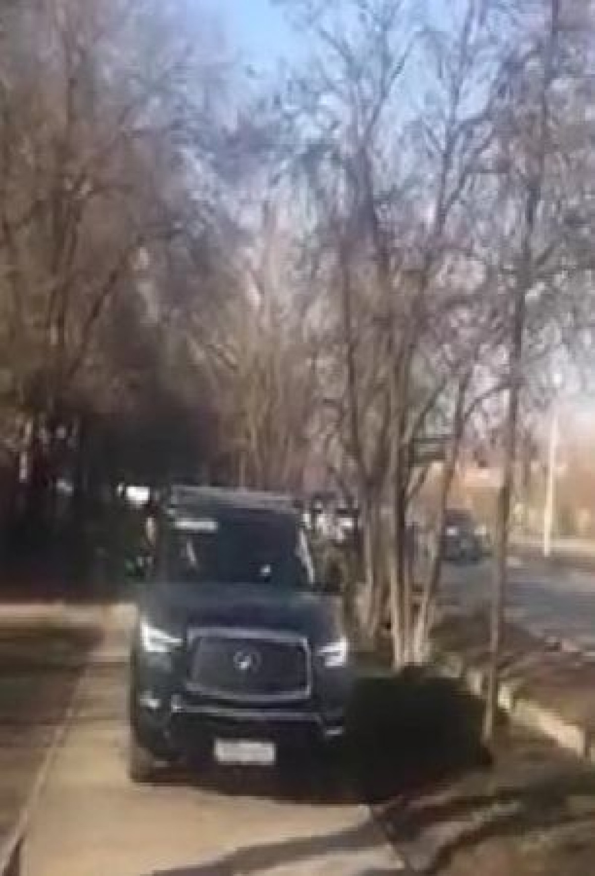 Внедорожники разъезжали по тротуару в Алматы