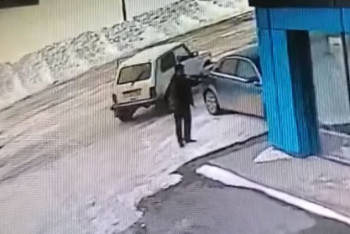 Фотография к новости: В ЗКО аким с ружьём вышел ловить бродячих собак