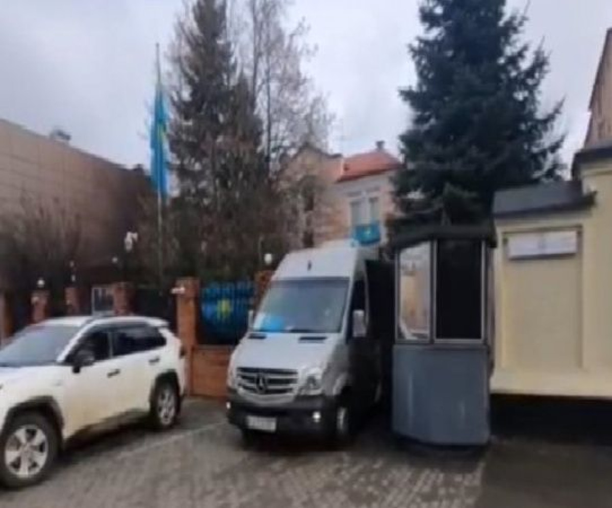 Еще один автобус с казахстанцами выехал из Киева в Польшу