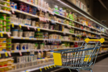 Фотография к новости: В России супермаркетам разрешили ограничивать продажу дешевых продуктов в одни руки